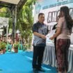 Foto - Kepsek SMA Negeri 7 Manado Dr Willem Rawung SS.M.Hum ( kiri) saat memberikan tanda kelulusan kepada salah satu siswa.