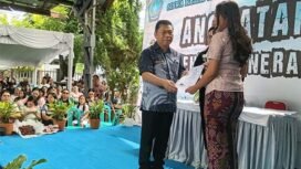 Foto - Kepsek SMA Negeri 7 Manado Dr Willem Rawung SS.M.Hum ( kiri) saat memberikan tanda kelulusan kepada salah satu siswa.
