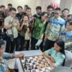 Foto - Gubernur Sulut Yulius Selvanus SE ( kiri) Bermain Catur Dengan Siswa Novita Sambeka ( kanan) Siswa Kelas X SMKN - PP Kalasey  disaksikan Kadis Dikda Dr Femmy Suluh M.Si (kanan) dan ratusan siswa dan guru guru di Kantor Gubernur Kamis(30/4)