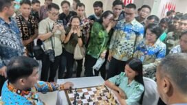 Foto - Gubernur Sulut Yulius Selvanus SE ( kiri) Bermain Catur Dengan Siswa Novita Sambeka ( kanan) Siswa Kelas X SMKN - PP Kalasey  disaksikan Kadis Dikda Dr Femmy Suluh M.Si (kanan) dan ratusan siswa dan guru guru di Kantor Gubernur Kamis(30/4)