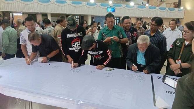 
Foto - Suasana penandatanganan dukungan Prof Soemitro Menjadi Pahlawan Nasional
