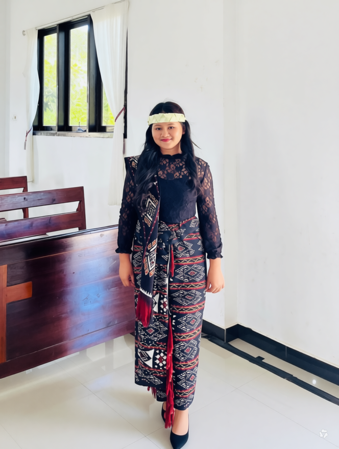 
Sipora Enjelika Feoh: Penuh Pesona dan Percaya Diri, Busana Budaya Kas Rote Ndao yang Kekinian dan Mempersatukan