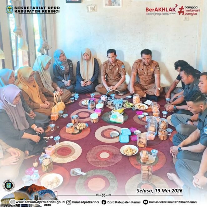 
‎Wujud nyata empati dan peduli antar sesama pegawai. Sekretariat DPRD Kabupaten Kerinci kunjungi Duka.