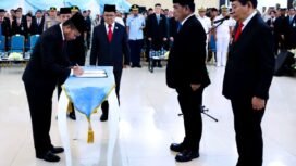 Foto Istimewa - Gubernur Sulut Yulius Selvanus SE didampingi Wagub Dr Viktor Mailangkay  SH MH ( kanan) Melantik Tahlis Galang S.I.P MM ( kiri) Sebagai Sekprov Sulut ke-24 Senin 4 Mei 2026