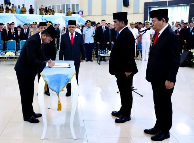 
Foto Istimewa - Gubernur Sulut Yulius Selvanus SE didampingi Wagub Dr Viktor Mailangkay  SH MH ( kanan) Melantik Tahlis Galang S.I.P MM ( kiri) Sebagai Sekprov Sulut ke-24 Senin 4 Mei 2026