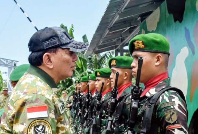 
Menteri Pertahanan(Menhan) RI, Sjafrie Sjamsoeddin mengunjungi lokasi pembangunan Batalyon Infanteri Teritorial Pembangunan (Yonif TP) 916/Bara Sakti di Rusunawa Tangkoko, Kota Bitung.  Kamis(07/05/26)
