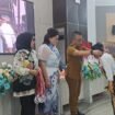 Foto - Kabid SMK Dikda Sulut Vecky Pangkerego S.Pd.M.Pd saat lakukan penamatan Siswa SMK Negeri 1 Manado ( Kanan) didampingi Kesek Telly Ticoalu S.Pd.M.Si dan wakil Kepsek ( kiri)
