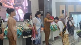 Foto - Kabid SMK Dikda Sulut Vecky Pangkerego S.Pd.M.Pd saat lakukan penamatan Siswa SMK Negeri 1 Manado ( Kanan) didampingi Kesek Telly Ticoalu S.Pd.M.Si dan wakil Kepsek ( kiri)