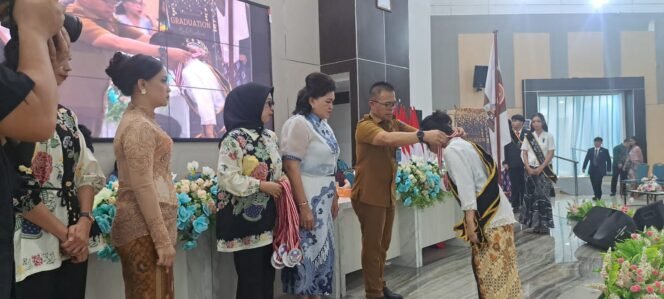 
Foto - Kabid SMK Dikda Sulut Vecky Pangkerego S.Pd.M.Pd saat lakukan penamatan Siswa SMK Negeri 1 Manado ( Kanan) didampingi Kesek Telly Ticoalu S.Pd.M.Si dan wakil Kepsek ( kiri)