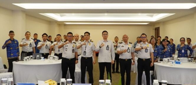
Kegiatan sosialisasi Aplikasi Layanan Data Keimigrasian dan All Indonesia oleh Kantor Imigrasi Kelas II TPI Bitung di Fave Hotel Bitung.