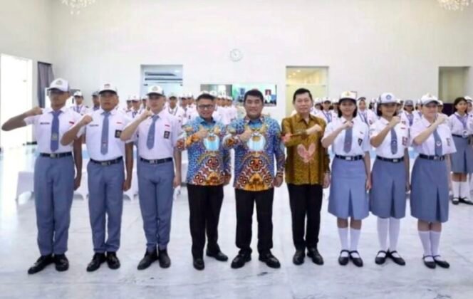 
Foto - Gubernur Sulut Yulius Selvanus SE dan Wakil Gubernur Dr Viktor Mailangkay SH.MH dan Sekrov Tahlis Gallang S.IP.M.Si ( tengah) dan tiga pasang  Paskibraka asal Sulut yang lolos ikut seleksi tingkat Nasional