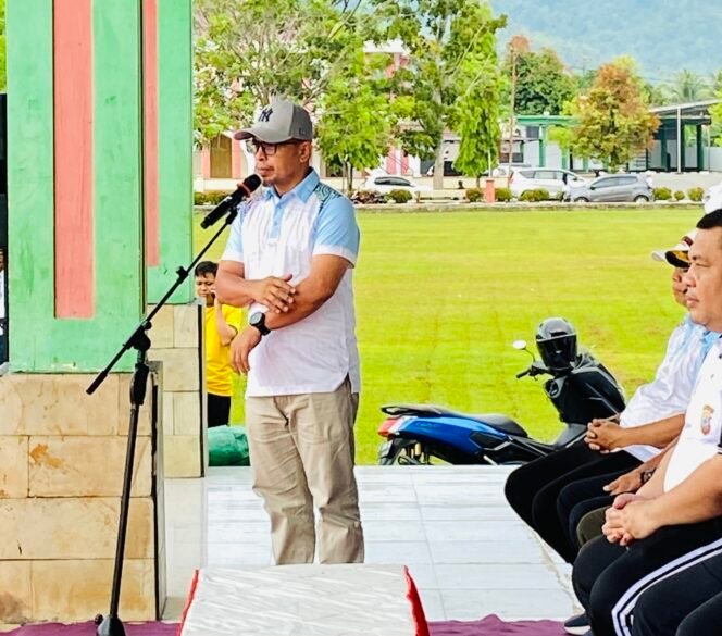 
Jalan Sehat Bersamaan Dengan Gerakan Memungut Sampah Sepanjang Pantai Obyek Wisata Batupinagut