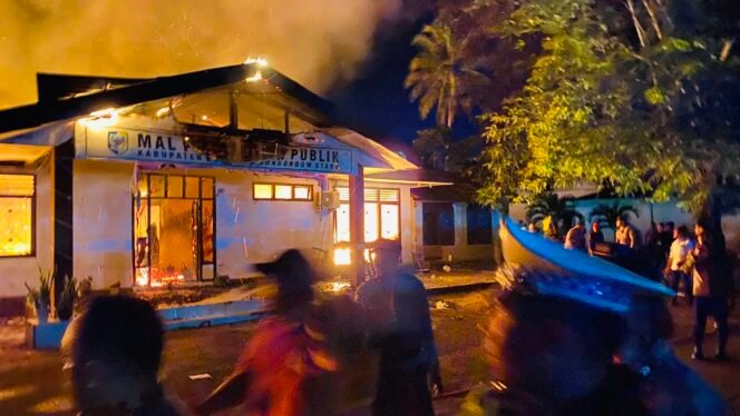 
Kantor DPMTSP Bolmong Utara Malam  Hari Terbakar  Habis