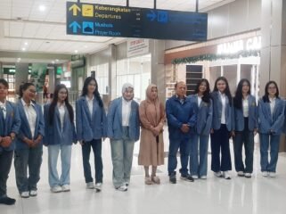 Mahasiswa Unsrat penerima beasiswa dari LPS dan para pendamping..(1st) 