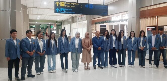 
Mahasiswa Unsrat penerima beasiswa dari LPS dan para pendamping..(1st) 
