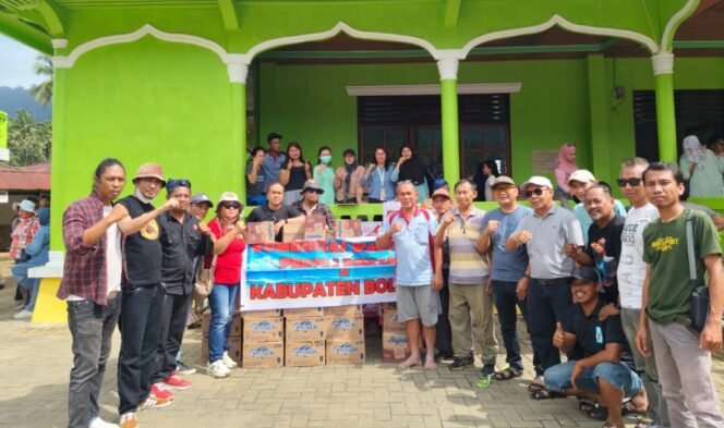 
Insan Pers Kotamobagu Turut Salurkan Bantuan Korban Bencana Banjir Solimandungan