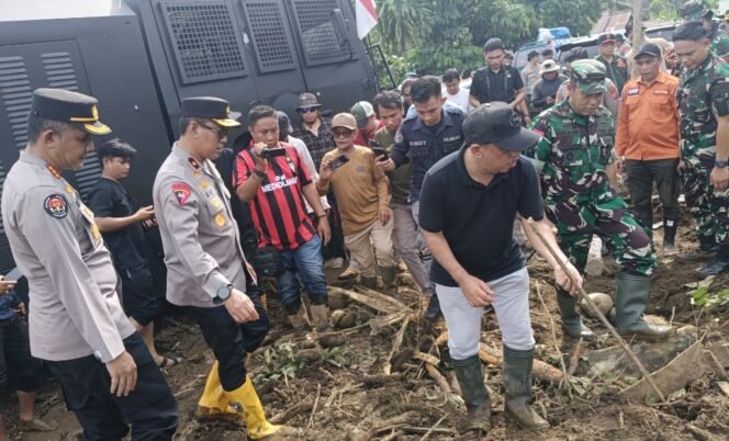 
Bupati Yusra Fokus Bantu Korban Banjir Solimandungan, Pimpin Langsung Kerja Bakti Bersama Warga