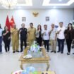 Gubernur Sulut bersama calon pengurus PWI Sulut.