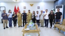 Gubernur Sulut bersama calon pengurus PWI Sulut.