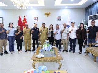 Gubernur Sulut bersama calon pengurus PWI Sulut.