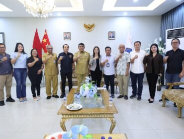 Gubernur Sulut bersama calon pengurus PWI Sulut.