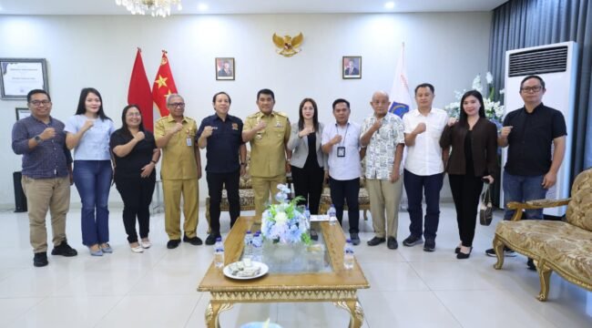 Gubernur Sulut bersama calon pengurus PWI Sulut.