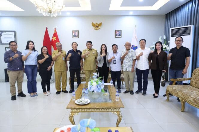 
Gubernur Sulut bersama calon pengurus PWI Sulut.