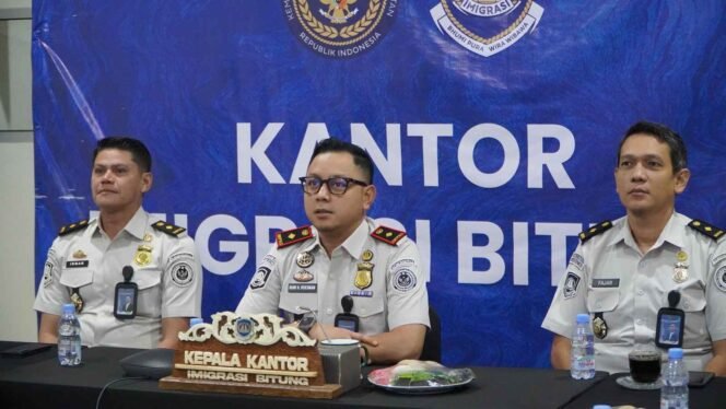 
Kepala Kantor Imigrasi Kelas II TPI Bitung, Ruri Hariri Roesman didampingi Pejabat imigrasi Bitung mengikuti pengarahan Direktur Jenderal Imigrasi Hendarsam Marantoko mengenai peningkatan integritas, pelayanan publik, dan perubahan budaya kerja di lingkungan Imigrasi Indonesia.