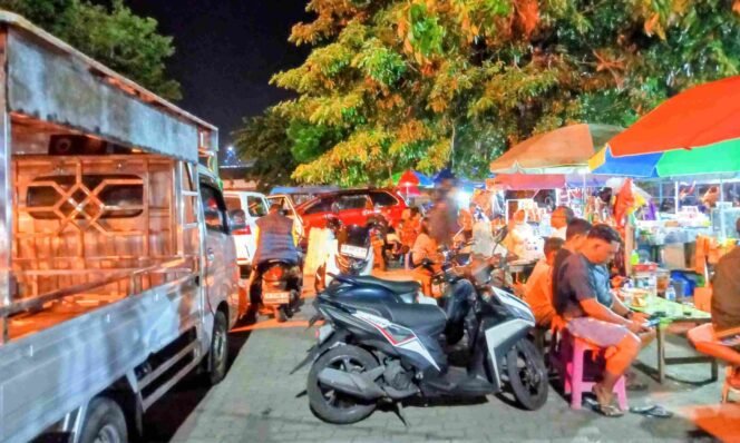 
Pengguna Jasa Minta Penataan Pedagang di Area Parkir Pelabuhan Bitung