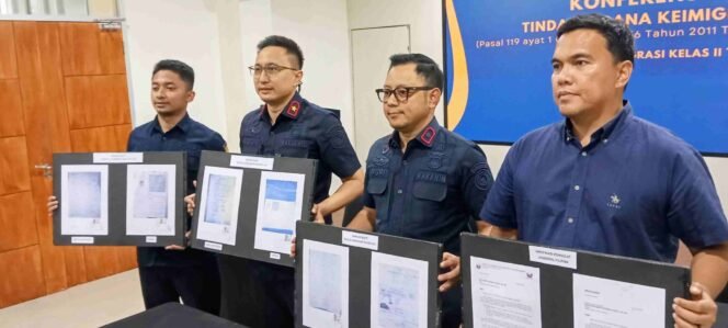 
Foto: Plh Humas, Kakanwil Imigrasi Sulut Ramdhani, Kepala Kantor Imigrasi Bitung Ruri Hariri Roesman, dan penyidik menunjukkan berkas perkara dugaan pelanggaran keimigrasian yang melibatkan empat warga negara asing (WNA) asal Filipina di Kantor Imigrasi Bitung, Jumat (26/6/2026). (Foto: Sulutnews.com)