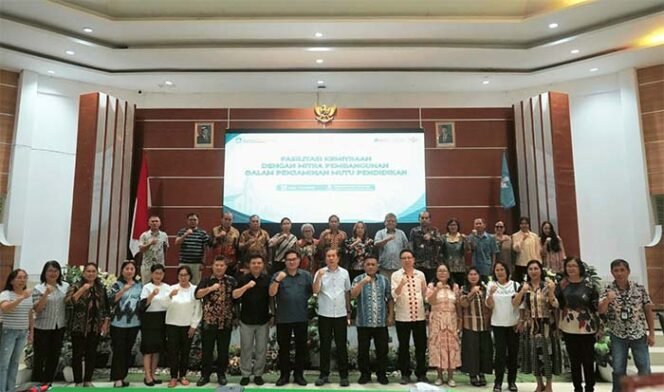 
Foto - Kepala BPMP Sulut Febry Dien ( tengah baju putih) bersama pakar pendidikan dalam FGD