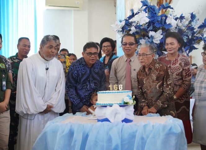 
Plt. Bupati Heronimus Makainas Hadiri HUT ke-168 GMIST Imanuel Kelling Balehumara, Ajak Jemaat Perkuat Persatuan dan Iman