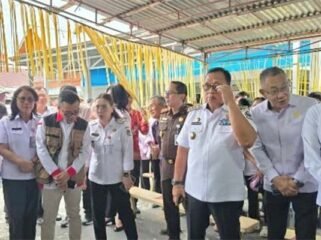 Foto  Istimewa- Bupati Minahasa Dr Robby Dondokambey SS.MAP ( tiga dari kanan) dan Wakil Bupati Vanda Sarundayang SS ( tiga dari kiri) dan tim ABPEDNAS Saat Memantau Pilhut di Beberapa Desa Rabu 17 Juni 2026