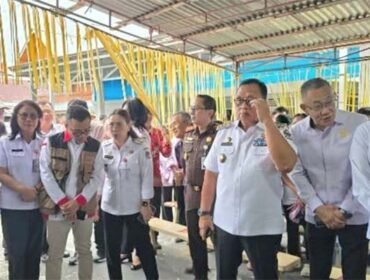 Foto  Istimewa- Bupati Minahasa Dr Robby Dondokambey SS.MAP ( tiga dari kanan) dan Wakil Bupati Vanda Sarundayang SS ( tiga dari kiri) dan tim ABPEDNAS Saat Memantau Pilhut di Beberapa Desa Rabu 17 Juni 2026