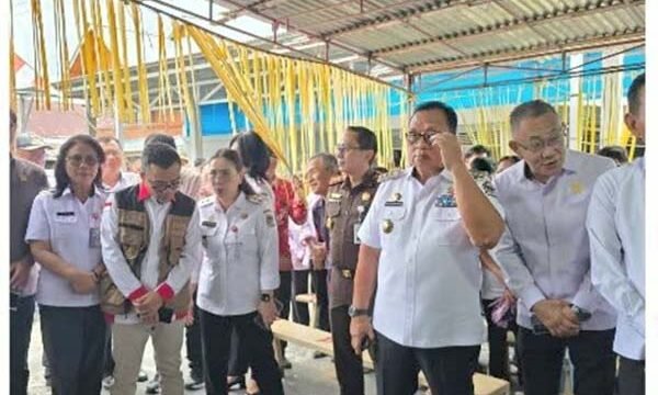 Foto  Istimewa- Bupati Minahasa Dr Robby Dondokambey SS.MAP ( tiga dari kanan) dan Wakil Bupati Vanda Sarundayang SS ( tiga dari kiri) dan tim ABPEDNAS Saat Memantau Pilhut di Beberapa Desa Rabu 17 Juni 2026