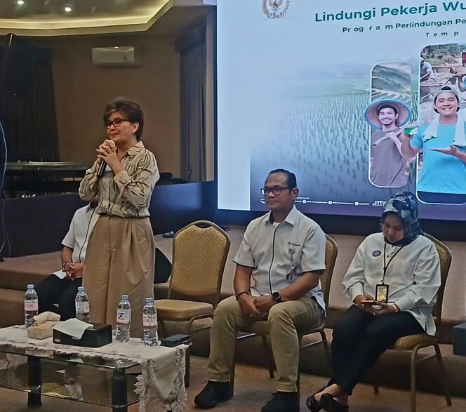 
Felly Estelita Runtuwene Sosialisasi BPJS Ketenaga Kerjaan kepada Masyarakat Kota Manado