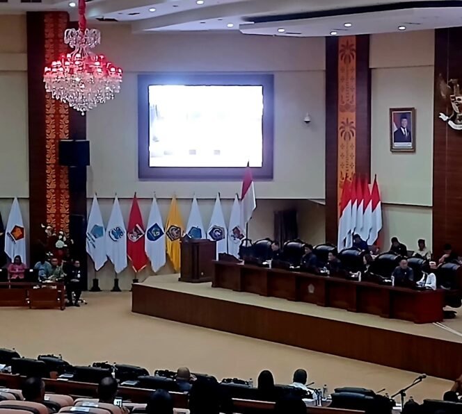 
DPRD Sulut Gelar Paripurna Ranperda Pertanggungjawaban Pelaksanaan APBD Provinsi Sulut TA 2025 dan Ranperda tentang Anggaran Penyelenggaraan Perizinan Berusaha di Daerah.