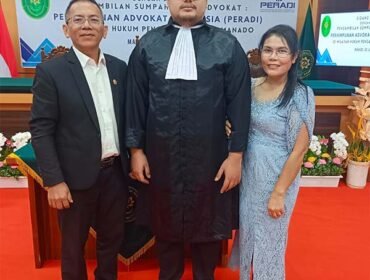 Foto : Stephen J.S.Simbolon, SH.,M.H., Bersama Ayah Dr.Merson Simbolon,SE.,MBA.,M.Si (kiri) dan Ibu Benria Marbun, S.Sos (Kanan), usai pengambilan Sumpah di Pengadilan Tinggi Manado, Senin, 22 Juni 2026