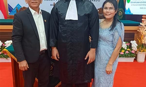 Foto : Stephen J.S.Simbolon, SH.,M.H., Bersama Ayah Dr.Merson Simbolon,SE.,MBA.,M.Si (kiri) dan Ibu Benria Marbun, S.Sos (Kanan), usai pengambilan Sumpah di Pengadilan Tinggi Manado, Senin, 22 Juni 2026