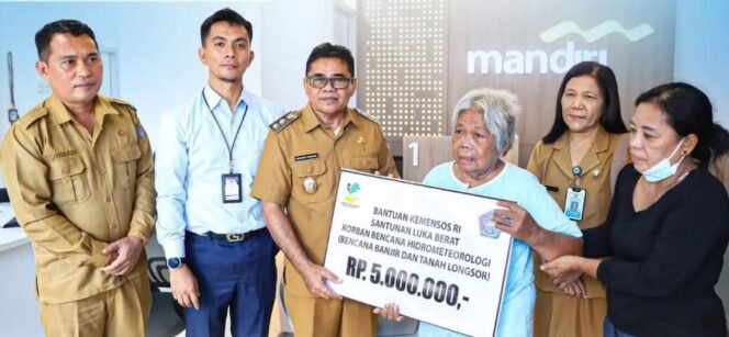 
Plt Bupati Serahkan Bantuan Kemensos kepada Ahli Waris Korban Bencana Alam di Sitaro