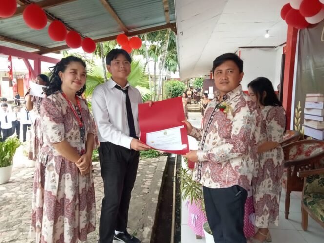 
Penamatan 253 Siswa SMP Negeri 7 Manado Dilakukan Sederhana, Kepsek Riva Rori Minta Jaga Almamater Dan Berkarakter Baik