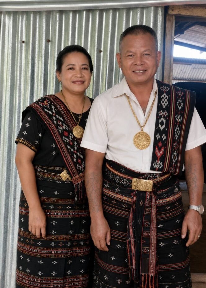 
Keindahan Budaya Rote dalam Balutan Busana Adat Suami Istri yang Elegan