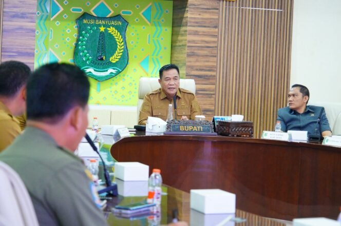 
Bupati Muba Pimpin Rapat Bersama Forkopimpda Bahas Tindak Lanjut Aspirasi Legalisasi Penyulingan Minyak Rakyat