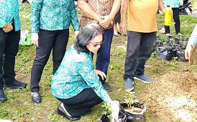 
Ellen Sondakh Ajak Warga Olah Sampah Jadi Kompos