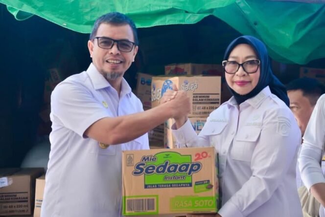 
Bupati Sirajudin Lasena Menyerahkan Bantuan Logistik Banjir Bandang Biau Gorontalo Utara