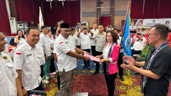 
Disaksikan Wawaii Richard Sualang, Sintya Bojoh Kukuhkan Hut Kamrin Sebagai Ketua Pokja PWI Manado