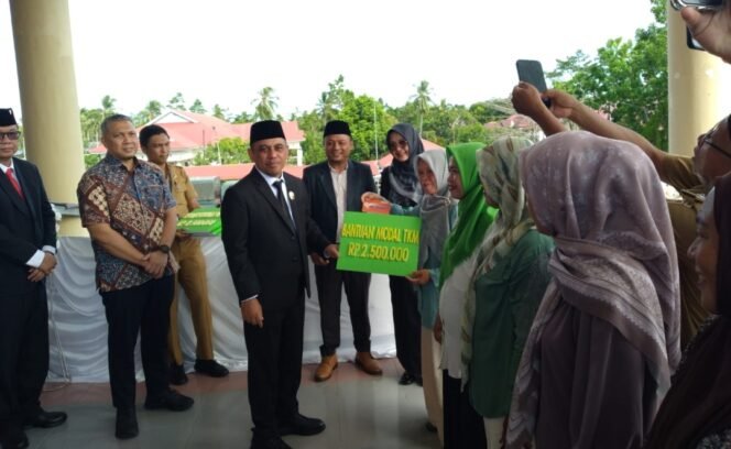 
Bupati Yusra Alhabsy Beri Bantuan Modal Kepada Pelaku UMKM Bolmong, Tepati Janji Kampanye