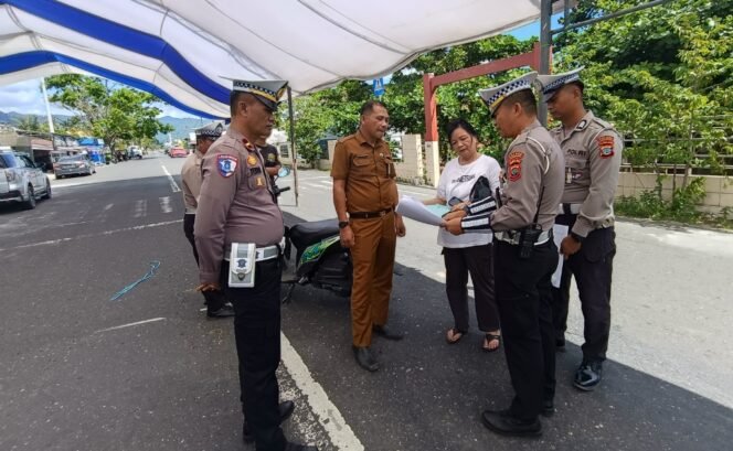 
Utamakan Kepentingan Orang Banyak, Luster Simanjuntak “Bongkar” Tenda Hajatan di Kotabangon