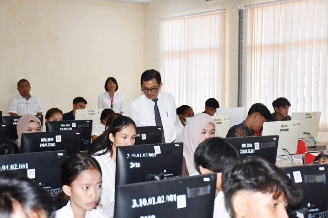 
Foto  Istimewa - Rektor Unsrat Manado Prof Dr Ir Otovian Berty Alexander Sompie M.Eng IPU.Asean .Eng Saat Memantau Ujian Calon Mahasiswa Mandiri T2 hari pertama Senin 6 Juli 2026 di Gedung TIK