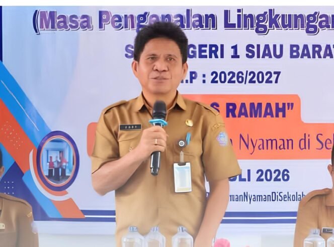 
Pastikan MPLS Berjalan Sesuai Aturan, Plh Sekda Sitaro Tinjau SMP Negeri 1 Siau Barat